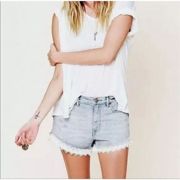 Free People Lacey Cutoff Shorts Size 26 Light Wash Distressed High-Rise Lace Hem - Picture 3 of 10